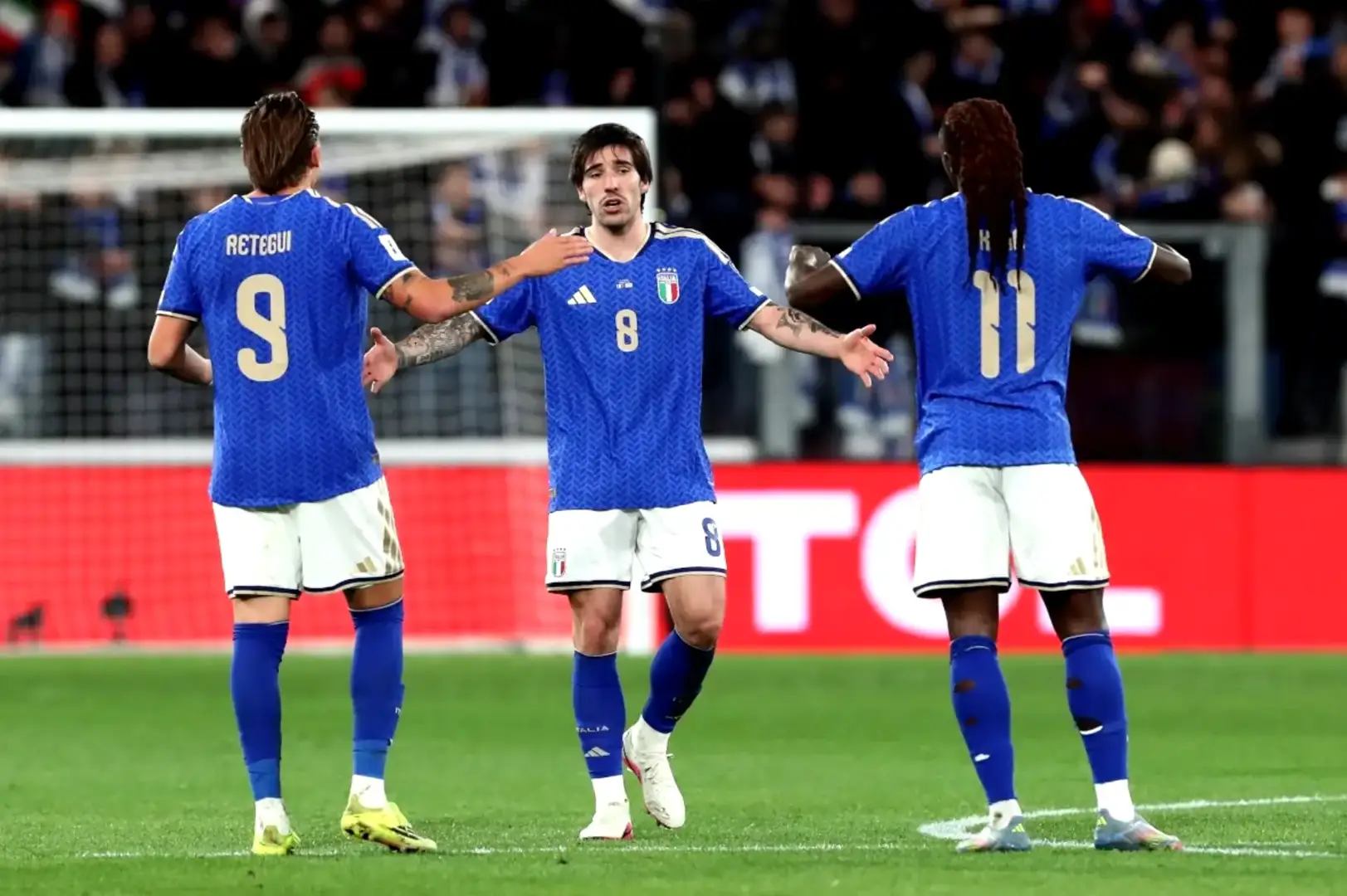 Khán đài và cầu thủ hai đội trong bầu không khí căng thẳng trước trận Bosnia gặp Italia.