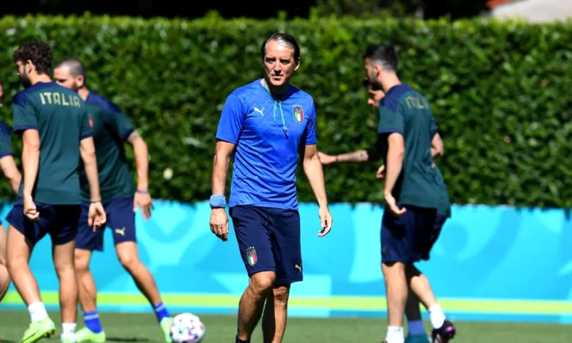 Cầu thủ Italia tập luyện với sự tập trung cao trước chuyến làm khách tại Bosnia.