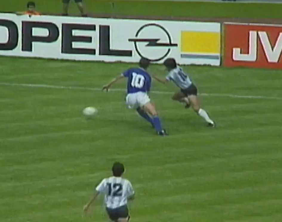 Maradona rê bóng tại Mexico 1986. 