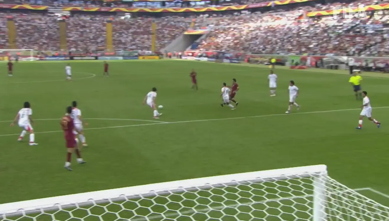 Cú sút của Bakary Koné khiến Edwin van der Sar bó tay